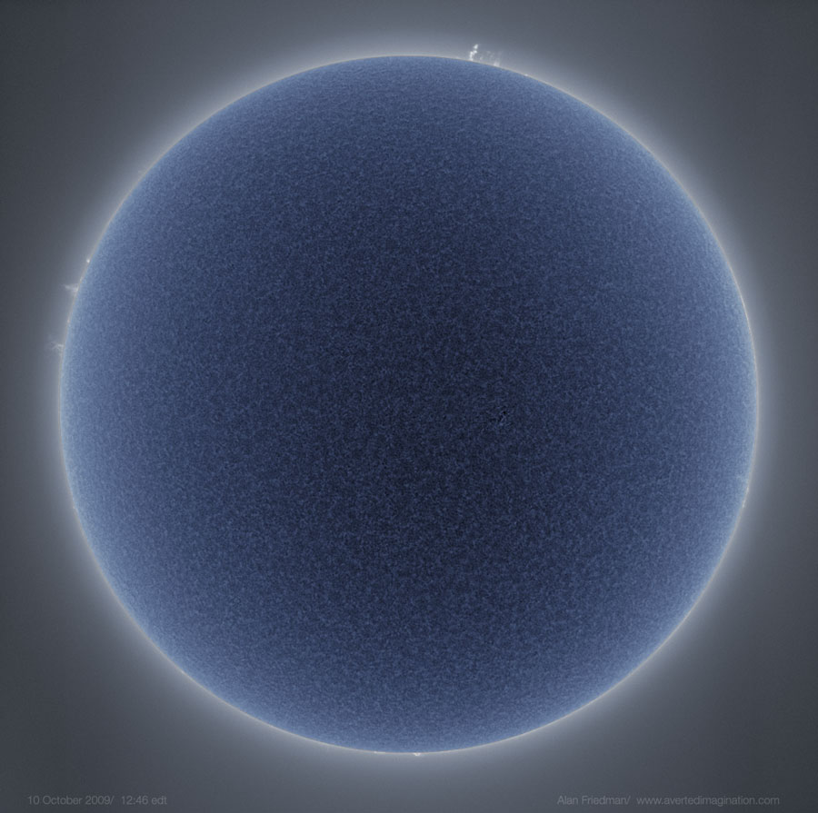Das blau dargestellte Objekt ist die Sonne, die Kugel ist in der Mitte dunkler und am Rand hell, sie wirkt sehr gleichförmig, nur am Rand sind ein paar Protuberanzen zu sehen.