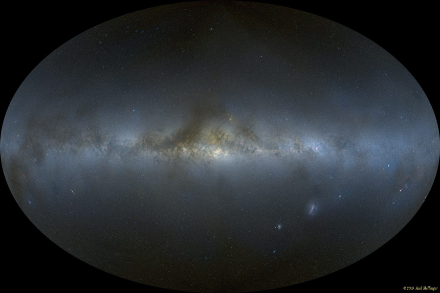 Der ganze Himmel ist als Oval dargestellt, in der Mitte verläuft waagrecht die Milchstaße, rechts unten sind die Magellanschen Wolken zu sehen sowie einige helle Nebelflecken.