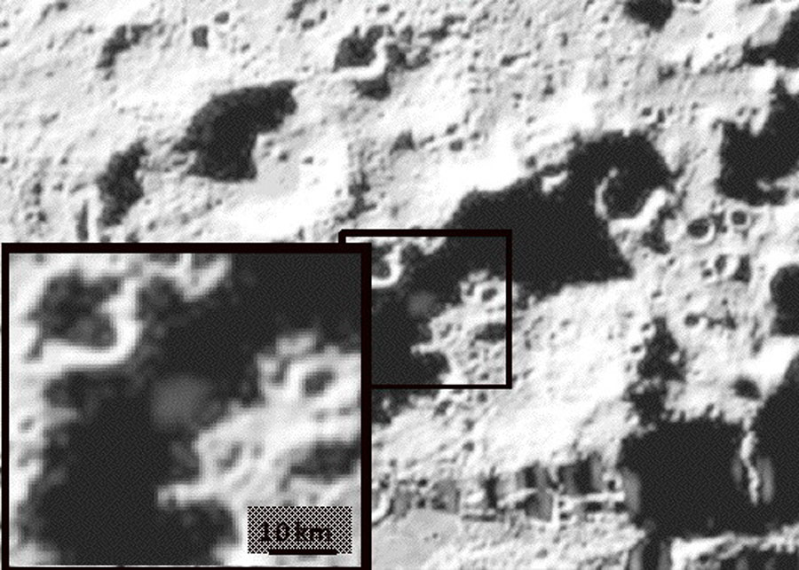 Das Schwarzweiß-Bild zeigt einen sehr kleinen Ausschnitt der Mondoberfläche mit Kratern und Felsen.