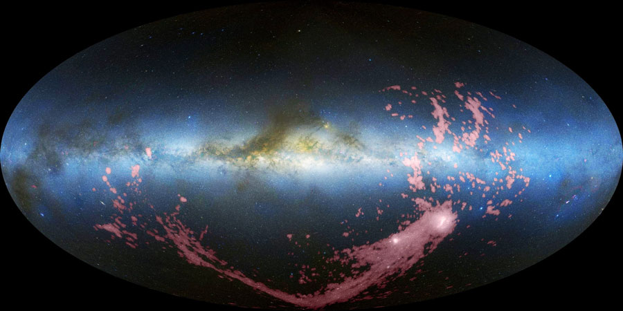Hier ist der ganze Himmel in Radiowellenlängen abgebildet. Waagrecht verläuft die Milchstraße, einige rosarote Flecken sowie eine lange rosarote Struktur liegen außerhalb bei den Magellanschen Wolken.