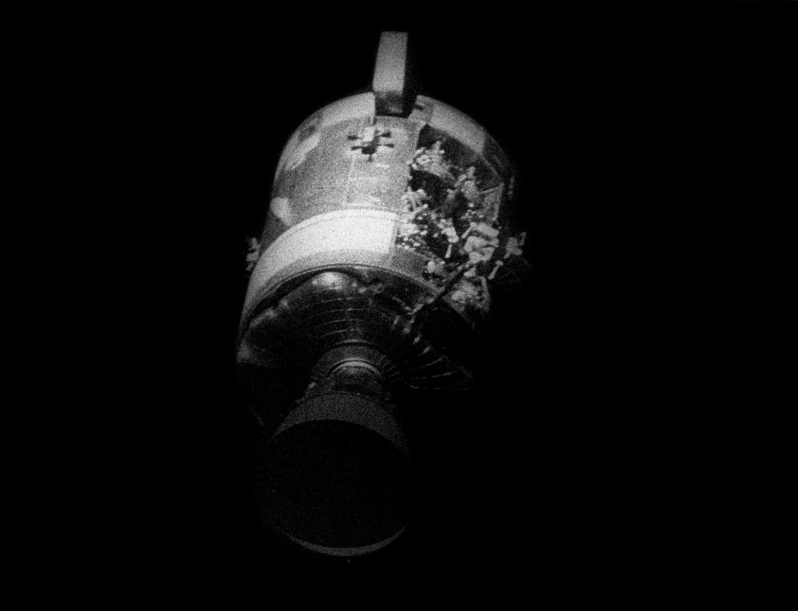 Das havarierte Servicemodul der Mission Apollo 13 schwebt im Raum. Rechts ist die ganze Abdeckung abgerissen.