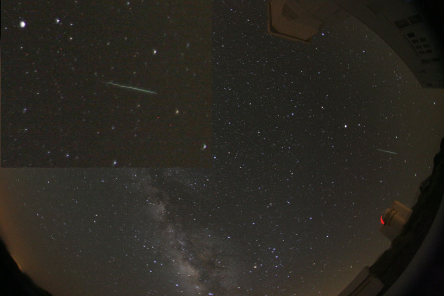 Über dem Teide-Observatorium und der Milchstraße zischt ein Meteor mit gewundener Spur über den Himmel.