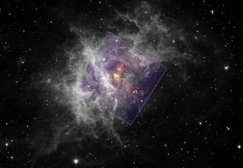 Ein lebhafter, weißlicher Nebel mit violetten Bereichen und hellen Sternen in der Mitte leuchtet mitten im Bild.