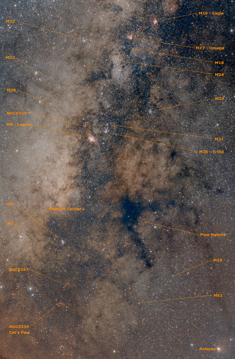 In diesem Ausschnitt der Milchstraße mit mächtigen Staubwolken sind viele bekannte Sternbilder und Himmelsobjekte verteilt.