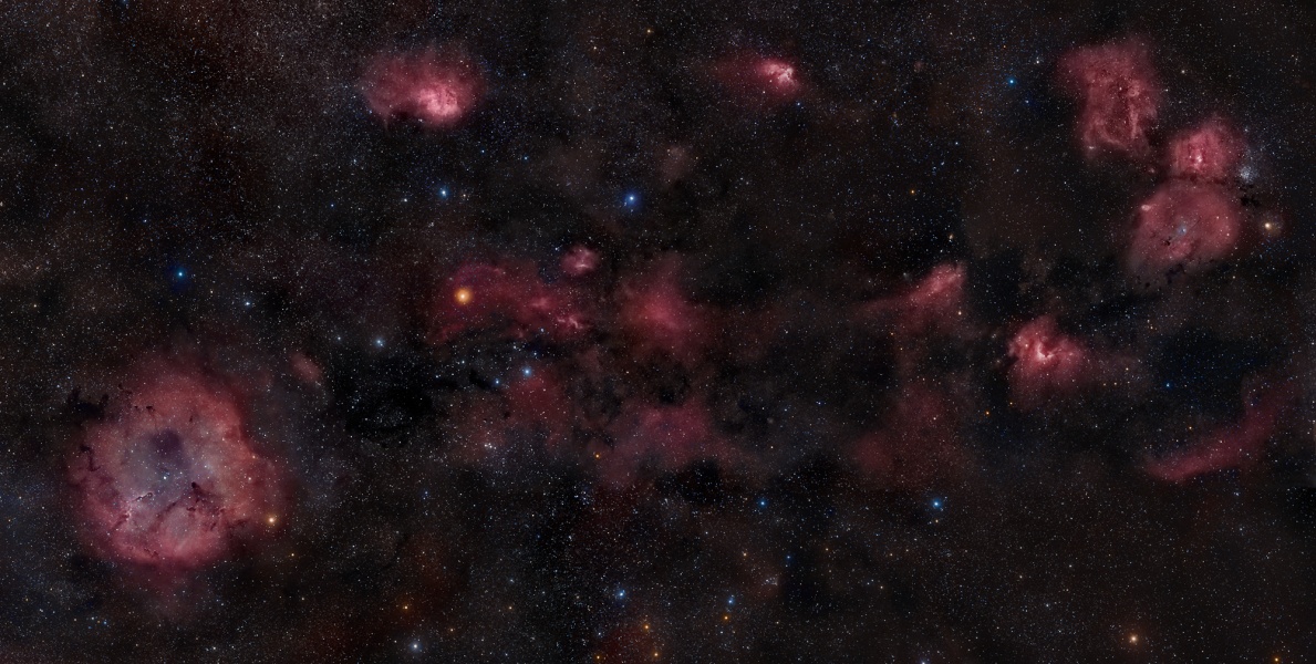 Dieses Panorama im Sternbild Kepheus zeigt viele Sternhaufen, rot leuchtende Nebel und Staubwolken.