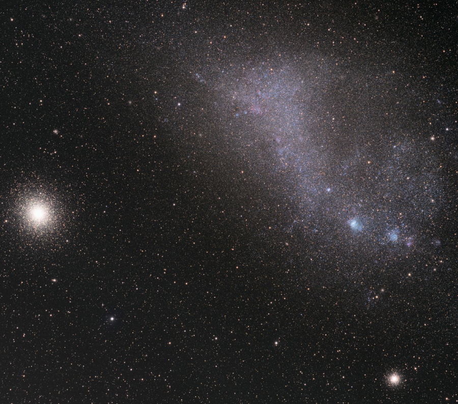 Rechts ist die Kleine Magellansche Wolke, links in de Mitte der sehr kompakte große Kugelsternhaufen 47 Tuc.
