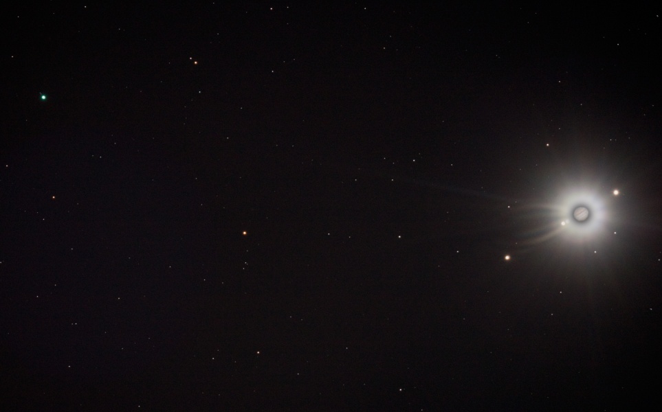 Rechts leuchtet der Planet Jupiter in sehr ungewohnter Art und Weise, er scheint von einer hellen Korona umgeben zu sein. 