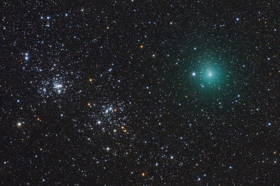 Links sind die beiden Sternhaufen h und Chi Persei als Sternbüschel zu sehen, rechts leuchtet ein grünlicher Stern mit einem türkisen Hof, es ist der Komet Hartley 2.