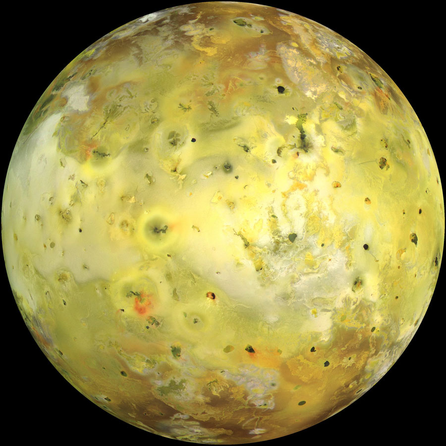 Bildfüllend leuchtet der Jupitermond Io grünlichgelb aus dem Bild. Er ist von vielen Narben überzogen - es sind seine Vulkane. Seine bunte Oberfläche führte zu dem Spitznamen "Pizzamond".