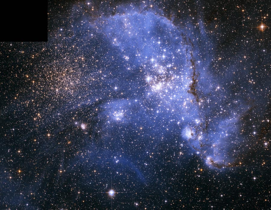 Das Bild zeigt eine blaue Wolke, die von Sternen gesprenkelt ist.