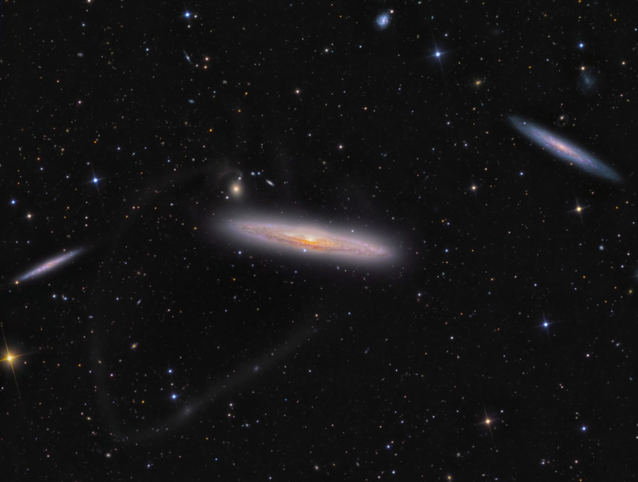 Im Bild sind Galaxien im Virgo-Haufen abgebildet. Das Bild ist mit einer alternativen Darstellung überlagert.