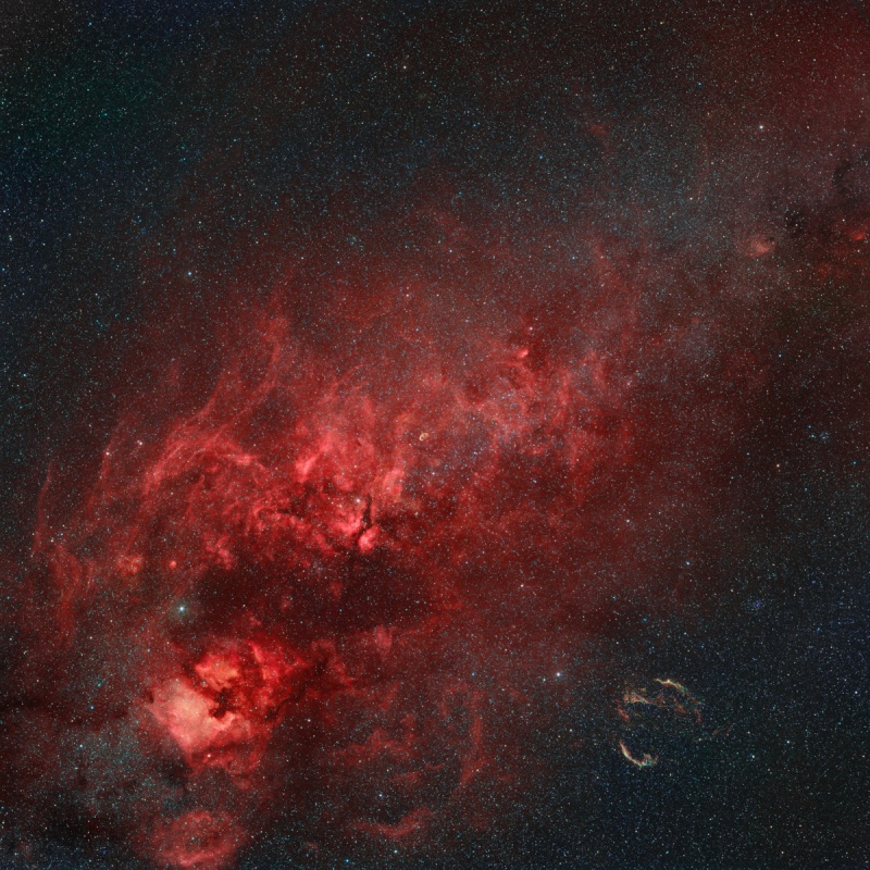 Die rote Nebellandschaft liegt im Sternbild Schwan, das sich in der Milchstraße befindet. Es enthält viele interessante Himmelsobjekte.