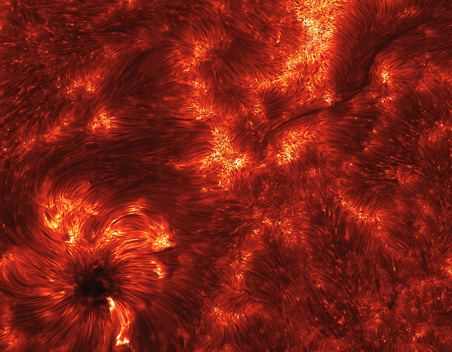 Das Bild zeigt einen kleinen Ausschnitt der Sonnenoberfläche mit glühenden orangeroten Granulen und fadenartigen Strukturen.