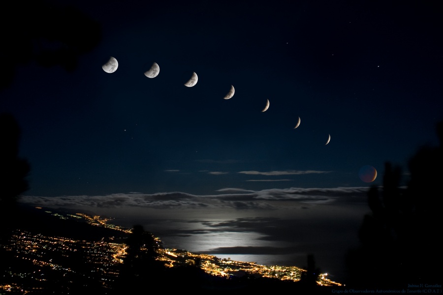 Über dem Meer und Wolken wandert der Mond von links nach rechts, bis er untergeht, und gerät dabei immer tiefer in den Erdschatten.