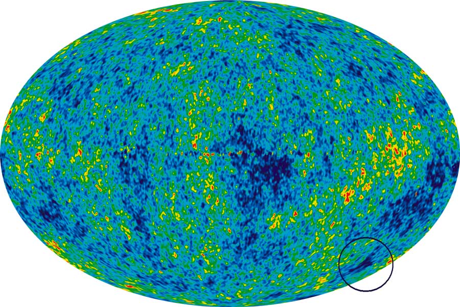 Eine ovale Scheibe mit der Grundfarbe Cyan ist von grünen, gelben, dunkelblauen und wenigen roten Flecken übersät.