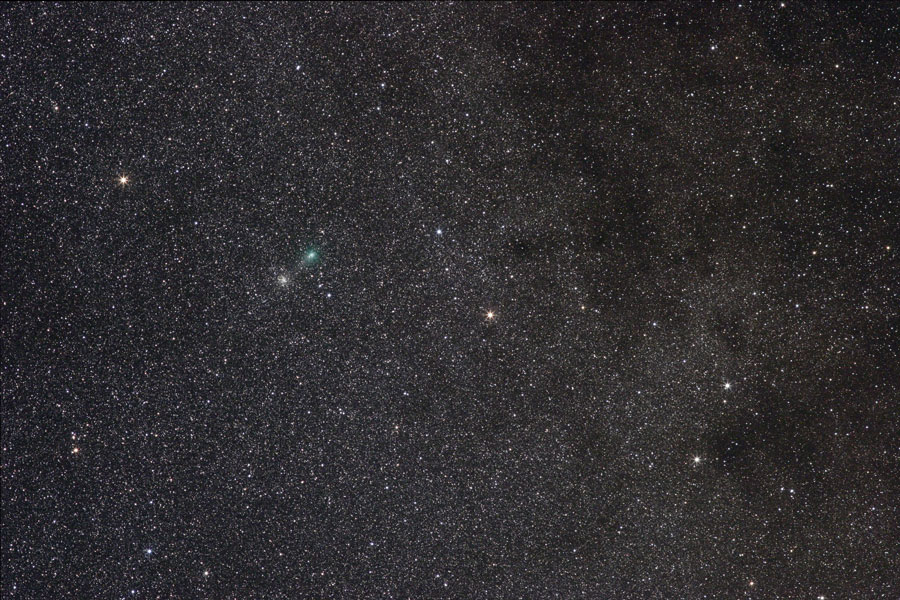 Der Komet Garradd zieht am Kugelsternhaufen M71 vorbei.