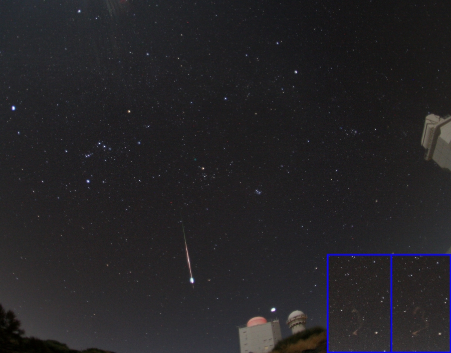 Über Teleskopkuppeln rechts und unten zischt eine helle Feuerkugel über den Himmel. Links steht das Sternbild Orion, rechts daneben die Hyaden, rechts davon die Plejaden, oben das Sternbild Fuhrmann.