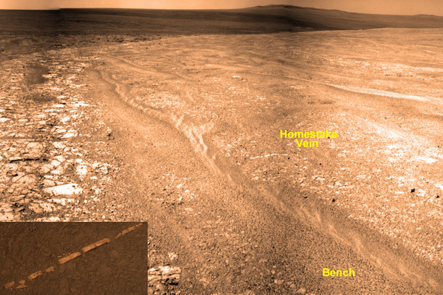 Auf der rötlichen Marsoberfläche ist eine Mineralstoffader zu sehen, die vielleicht durch flüssiges Wasser abgelagert wurde.