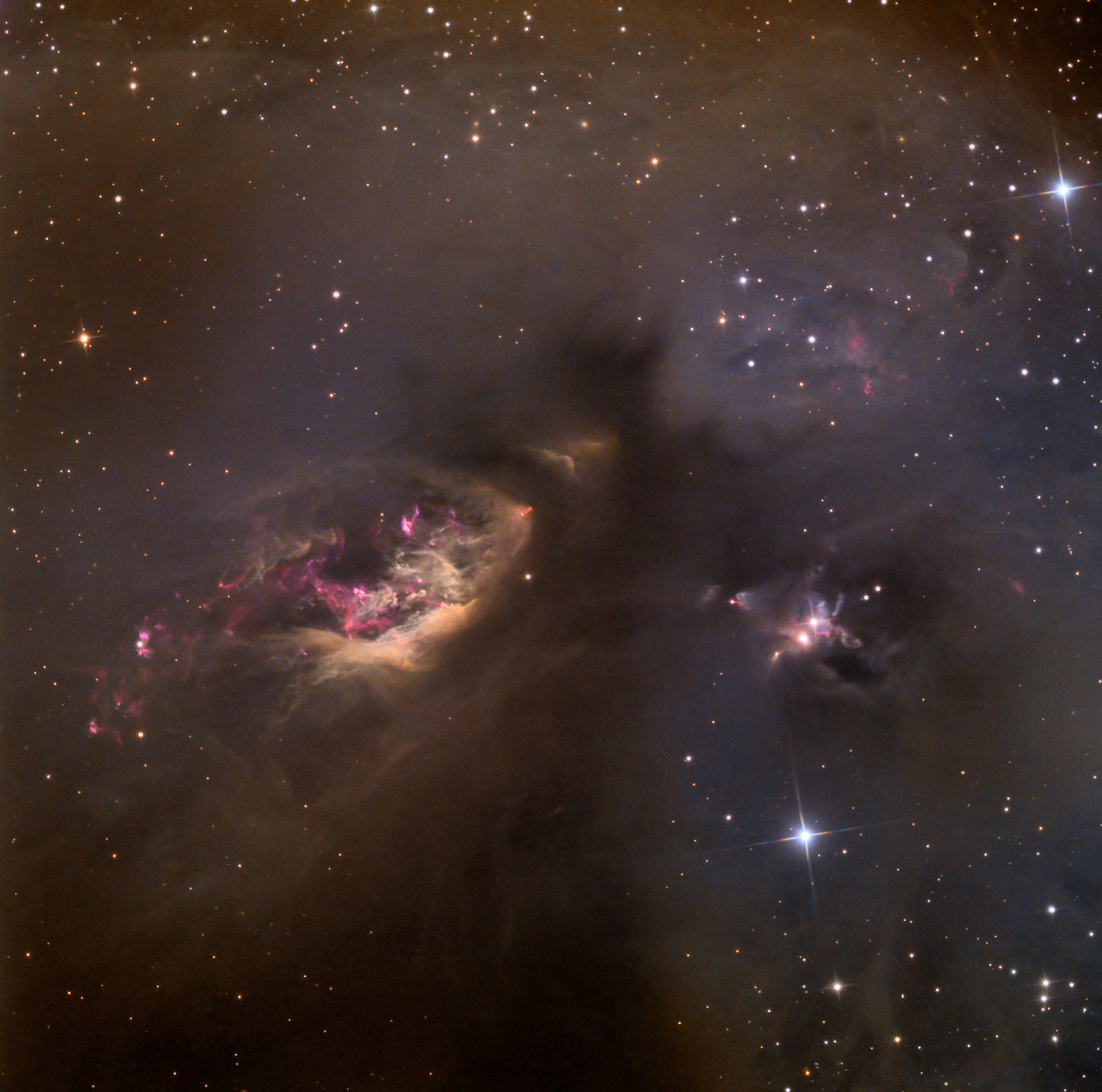 Новелла межзвездная. Sh2-239 туманность. Эмиссионная туманность sh2-106. Бернард 147 туманность. Созвездие Небула туманность.