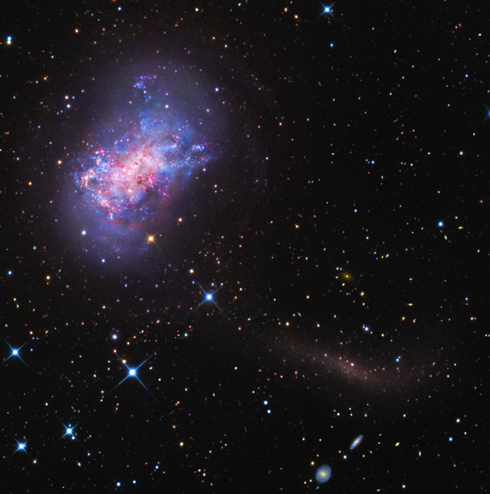 Aus der Galaxie NGC 4449 im Bild ist ein Gezeitenstrom aus Sternen gezogen, es ist der erste, der bei einer Zwerggalaxie entdeckt wurde.