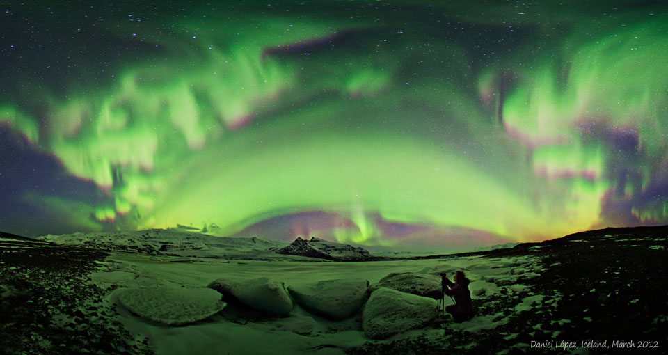 Am Himmel wölben sich mächtige grüne Polarlichter über dem isländischen Gletscher Vatnajökull.