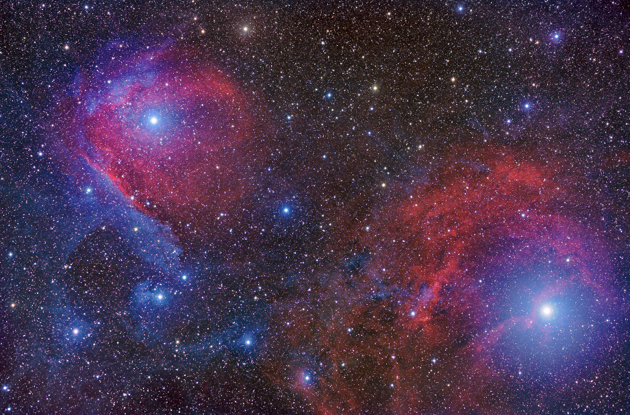 Hinter glitzernden Sternen leuchten rote und purpurfarbene Staubwolken. Links oben und rechts unten sind zwei hellere Sterne.