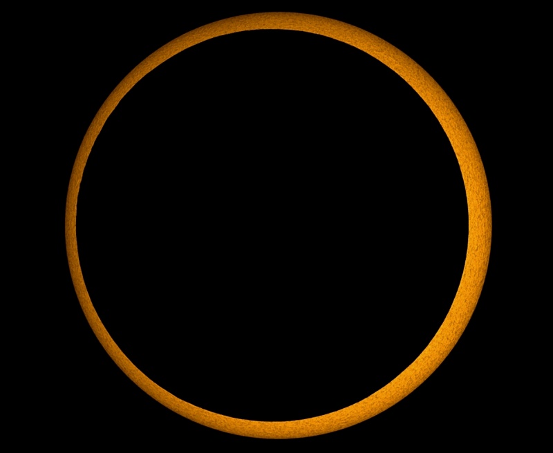 Das Bild zeigt Sonne und Mond zusammen. Der Mond ist etwas zu weit entfernt und sein Winkeldurchmesser zu klein, um die Sonne ganz zu bedecken. Daher leuchtet rund um seinen Rand ein schmaler Ring der Sonne.