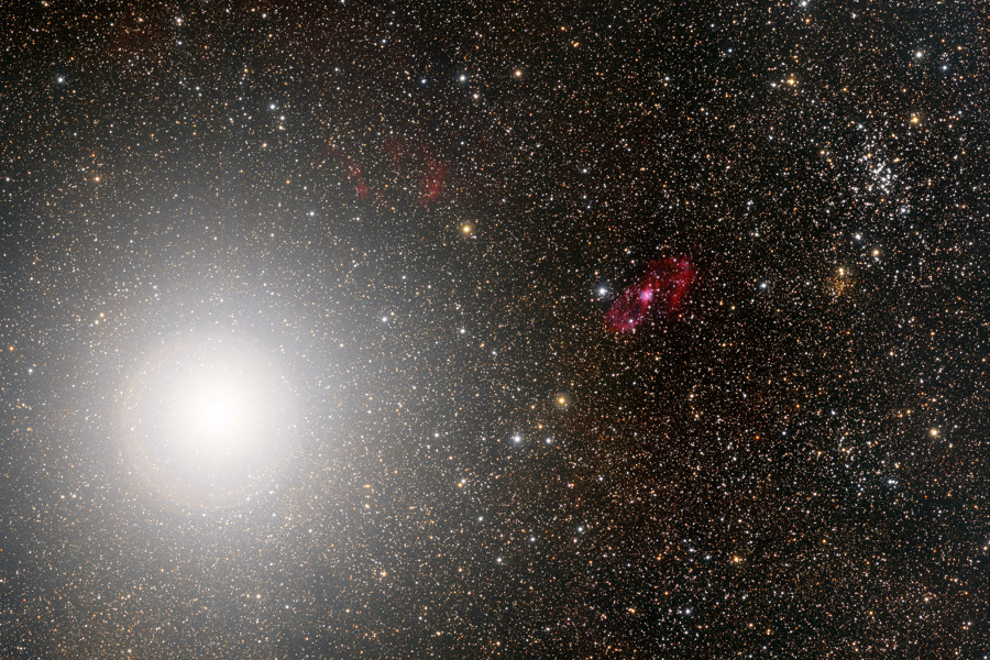 Links strahlt Alpha Centauri, der hellste Stern im Sternbild Zentaur. Daneben sind einige oft übersehene Objekte: der planetarische Nebel Hen 2-111 und zwei offene Sternhaufen, Pismis 19 und NGC 5617.