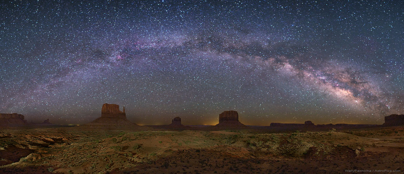 Über den Mittens im Monument Valley wölbt sich die Milchstraße.