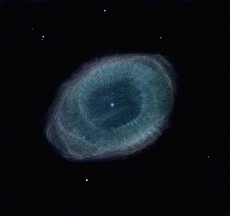 Die Zeichnung zeigt die Strukturen des Ringnebels M57, die man mit bloßem Auge am Fernrohr erkennen kann.
