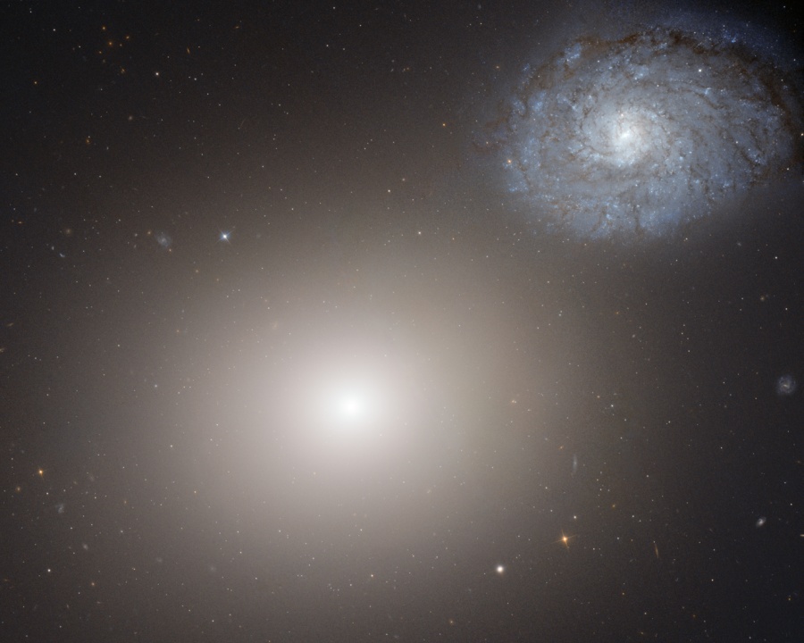 Dieses Hubble-Bild zeigt zwei sehr unterschiedliche Galaxien im Virgo-Galaxienhaufen: links unten die elliptische Galaxie M60 oder NGC 4649, rechts oben die Spiralgalaxie NGC 4647.