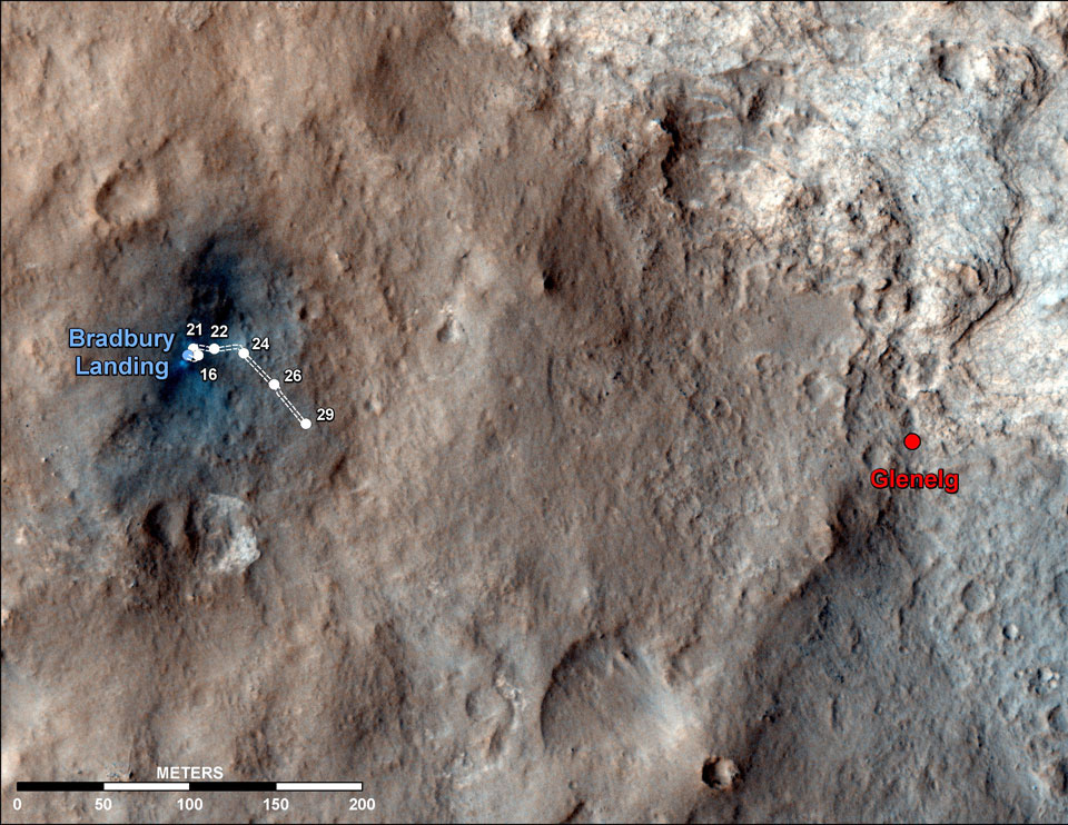 Die Karte wurde mit dem Mars Reconnaissance Orbiter aufgenommen, sie zeigt links Bradbury Landing und den Weg des Rovers Curiosity. Rechts ist Glenelg, das erste Ziel des Rovers.