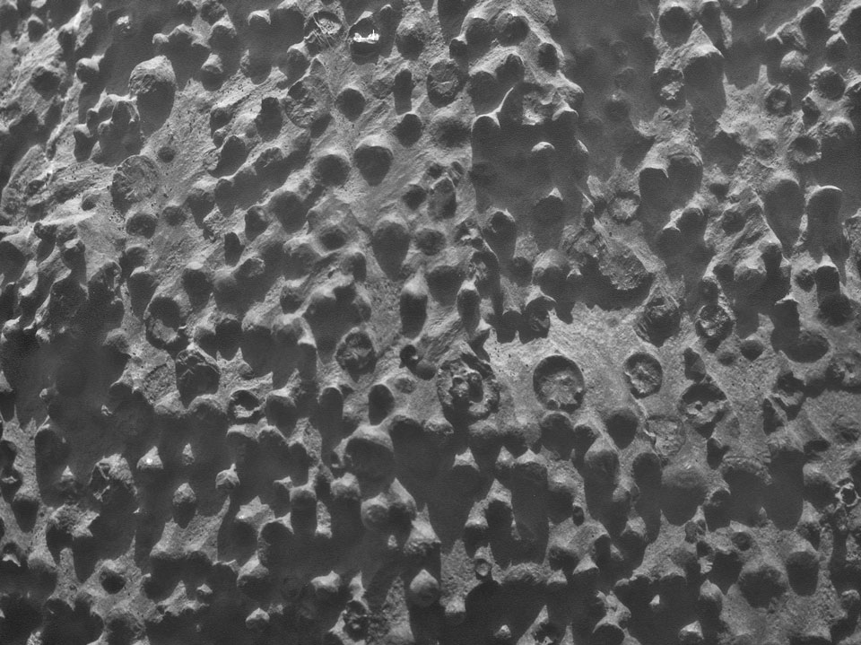 Der Boden um den Marsrover Opportunity ist von Kügelchen bedeckt, die etwa 3 Millimeter groß und teilweise zerbrochen sind.