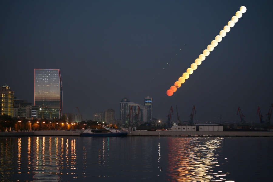 Siehe Beschreibung. Über dem Hafen von Baku am Kaspischen Meer in Aserbaidschan geht der Vollmond auf. in Ein Klick auf das Bild lädt die höchstaufgelöste verfügbare Version.