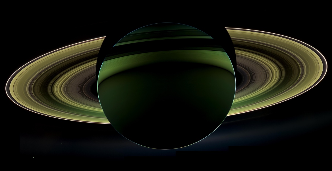 Das Bild ist eindeutig Saturn, doch durch die ungewöhnliche Beleuchtung sieht es fremd und schaurig aus. Die Sonde befindet sich auf der Nachtseite des Planeten und blickt von unten auf die nicht beleuchtete Ringebene.