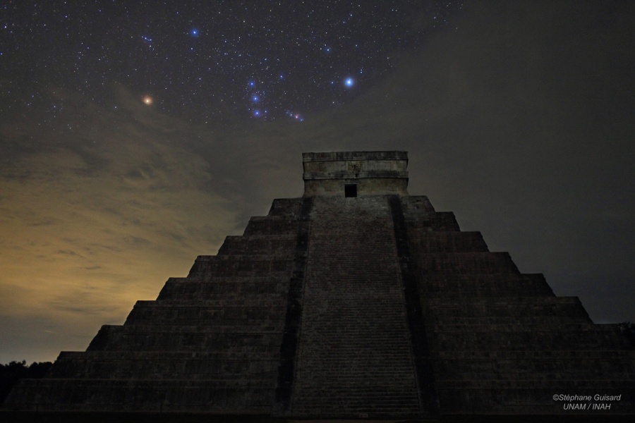 Über der Stufenpyramide El Castillo in Chichén Itzá leuchtet das Sternbild Orion auf der Seite liegend am Himmel.