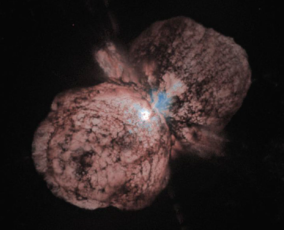 Der Stern Eta Carinae im Sternbild Schiffskiel ist von bipolaren keulenförmigen Lappen umgeben. Diese Lappen sind von dunklen Staubfasern überzogen.