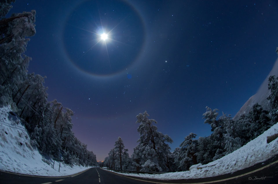 Siehe Beschreibung. Nachthimmel mit Mondhalos und Sirius, Orion und Beteigeuze. Ein Klick auf das Bild lädt die höchstaufgelöste verfügbare Version.