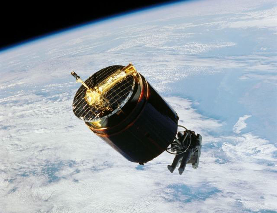 Astronaut Dale A. Gardner fängt bei einer Space-Shuttle-Mission den Kommunikationssatelliten Westar 6 ein.