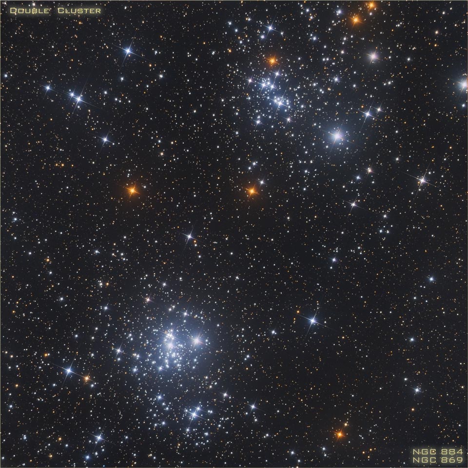 Das Sichtfeld zeigt die offenen Sternhaufen h und χ Persei liegen nahe beisammen und sind etwa gleich alt. Wahrscheinlich sind sie gemeinsam entstanden.