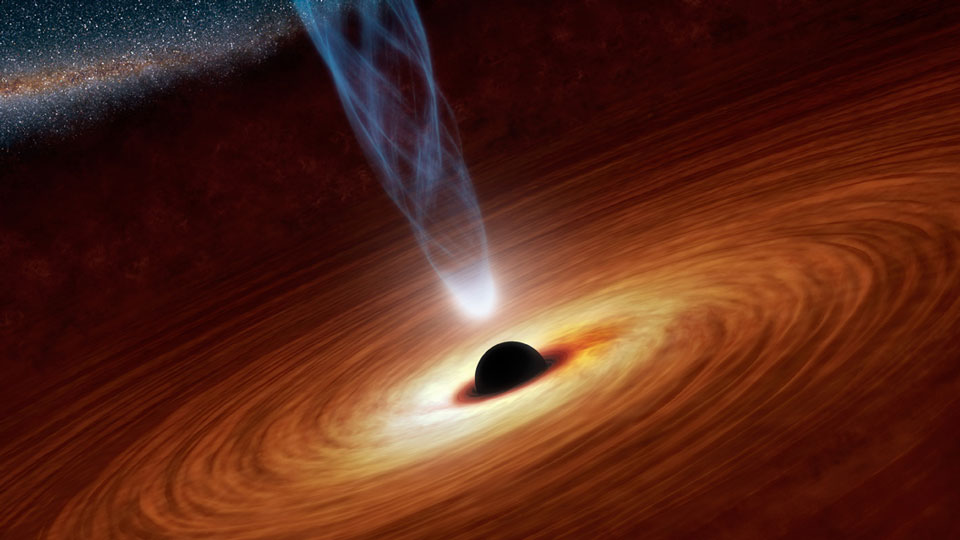 Das Bild zeigt eine schräg liegende orange beleuchtete Akkretionsscheibe, aus der Mitte strömt ein blau leuchtender Jet.
