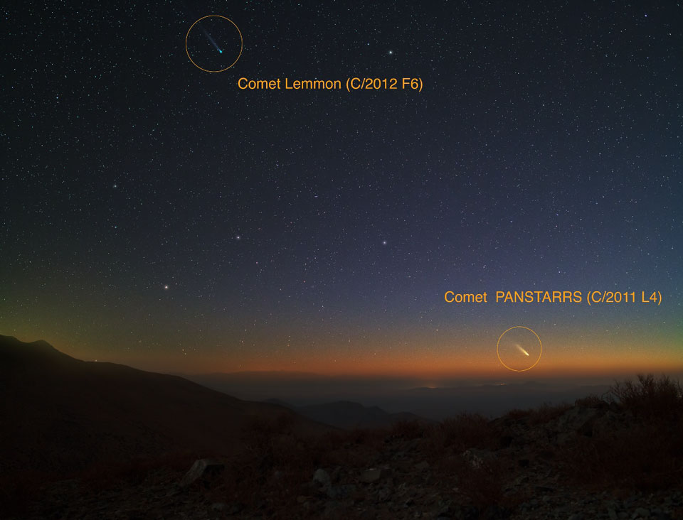 Zwei helle Kometen stehen am Abendhimmel über der Atacamawüste, ihre Schweife zeigen von der Sonne fort.