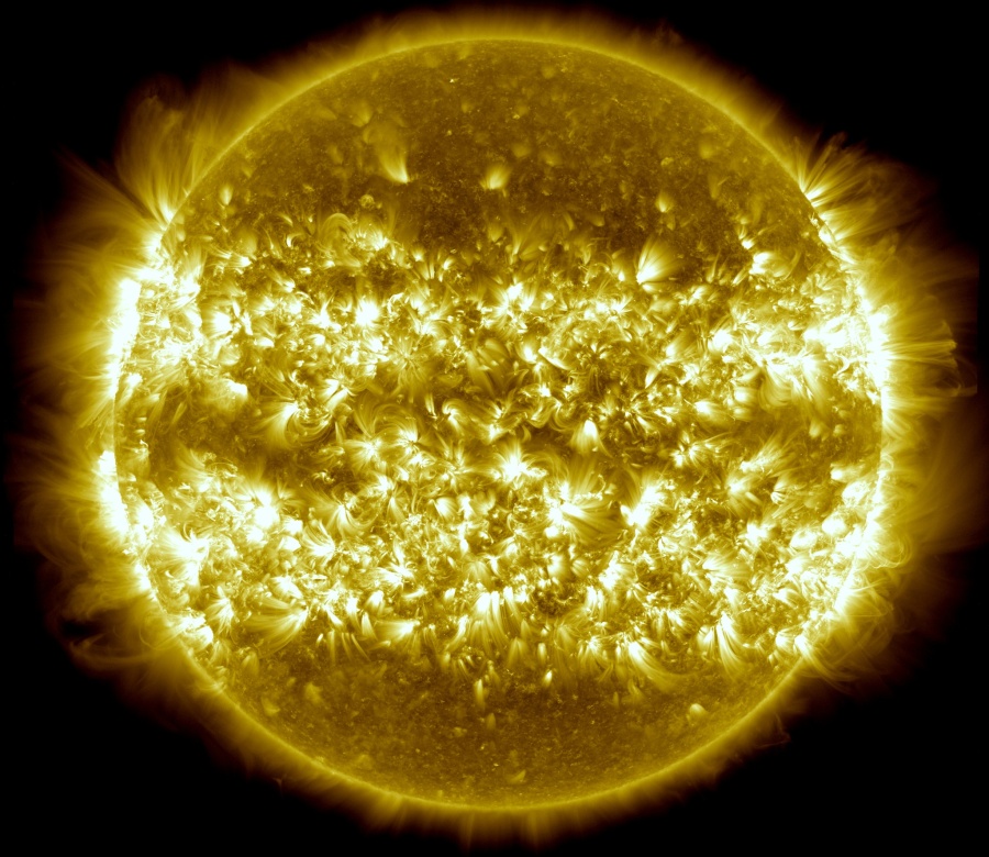 Das ungewohnte Sonnenbild zeigt Sonnenflecken, die normalerweise dunkel sind, als strhahlende Plasmaquellen. Die hellen Regionen verlaufen über und unter dem Äquator.