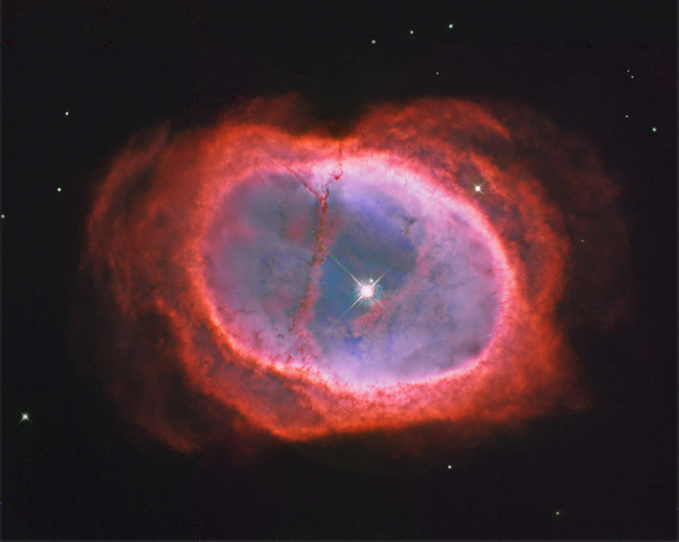 Der Nebel NGC 3132 im Bild wird auch Südlicher Ringnebel genannt, weil er an den Nebel M57 am Nordhimmel erinnert.