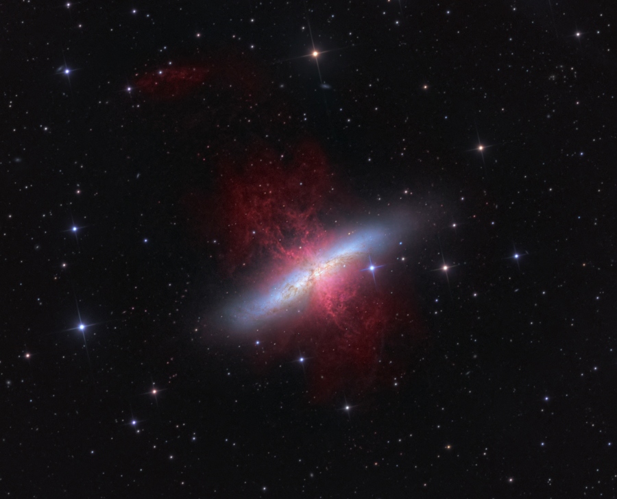 Die zigarrenförmige Galaxie M82 im Sternbild Ursa Major ist von einem rötlichen Sternenwind umgeben. In der Galaxie findet heftige Sternbildung statt.