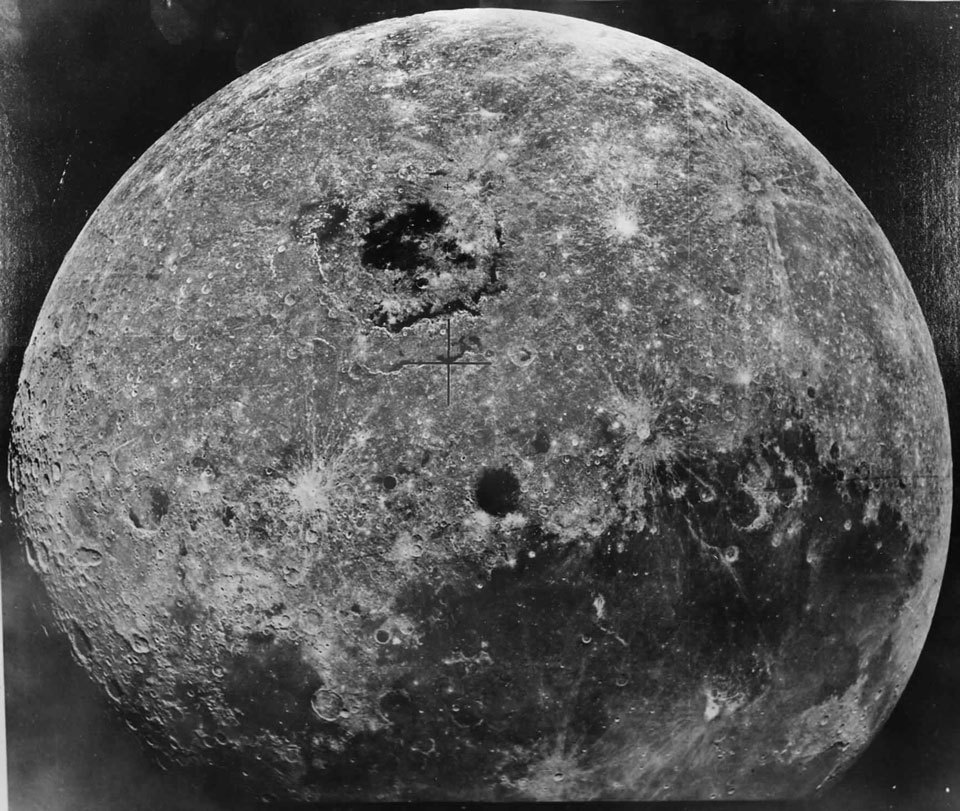 Dieses Bild zeigt den Mond, aber aus einer für uns ungewohnten Perspektive. Oben in der Mitte ist das Mare Orientale, das wir nur am Mondrand sehen. Unten ist der riesige Oceanus Procellarum.