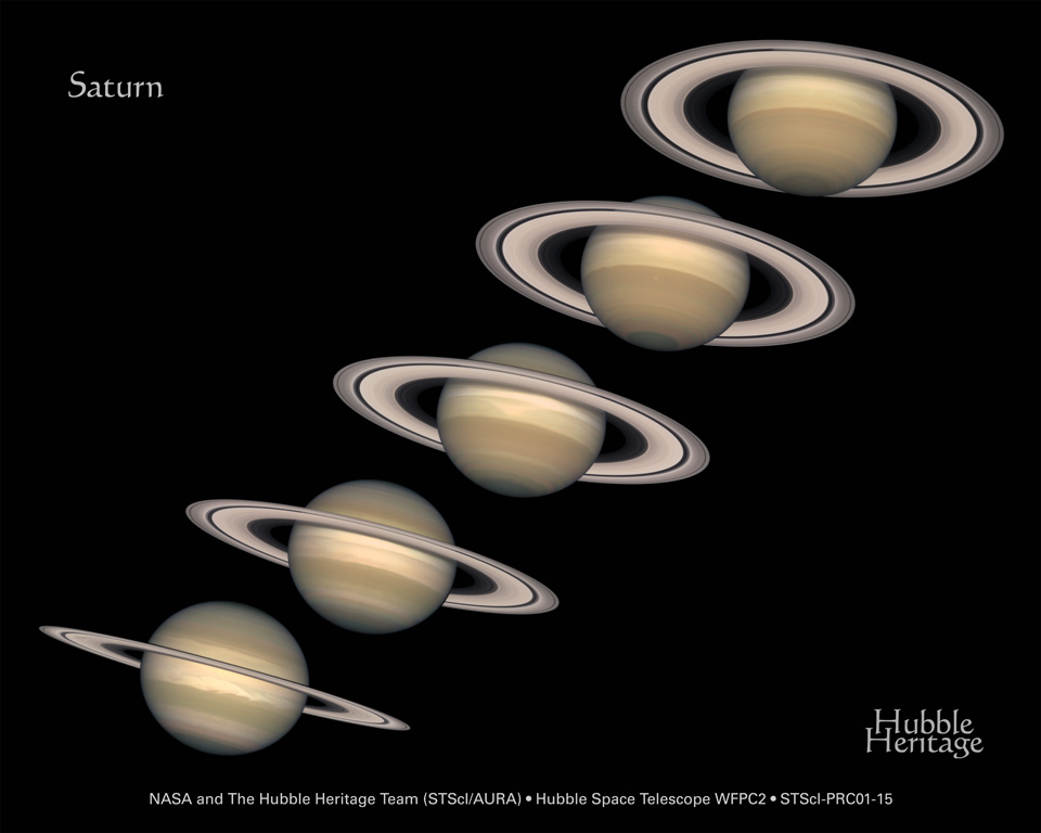 Das Bildmosaik zeigt 5 Ansichten von Saturn, die zu verschiedenen Jahreszeiten aufgenommen wurden. Links unten sind die Ringe sehr schmal, rechts oben sind sie weit geöffnet.