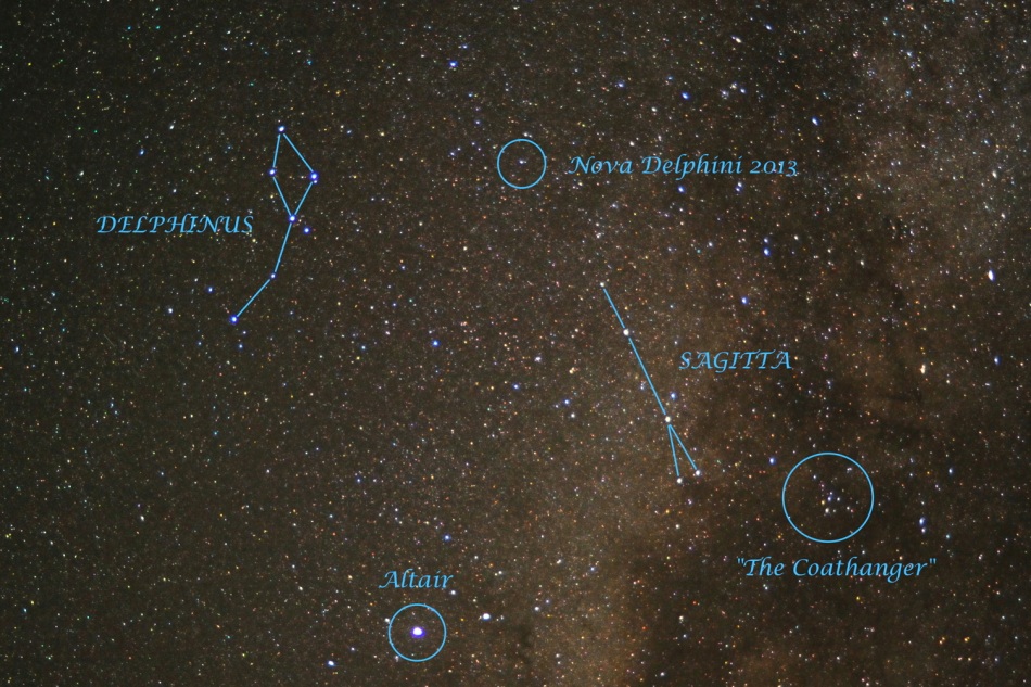 Der Hintergrund in der Milchstraße ist dicht von Sternen bedeckt. Oben in der Mitte leuchtet die Nova Delphini 2013, links steht das Sternbild Delphin, unter der Nova das Sternbild Pfeil, rechts unten die Sterngruppe Kleiderbügel (Collinder 399).