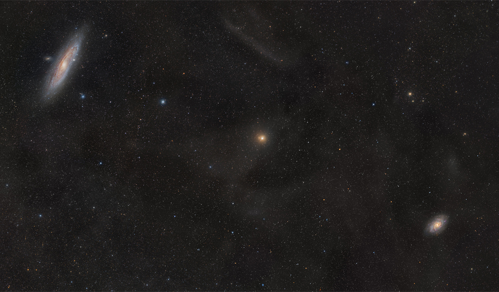 Links und rechts neben dem Stern Mirach in der Mitte halten sich die hellen Galaxien M31 und M33 in den Sternbildern Andromeda und Dreieck scheinbar die Waage.