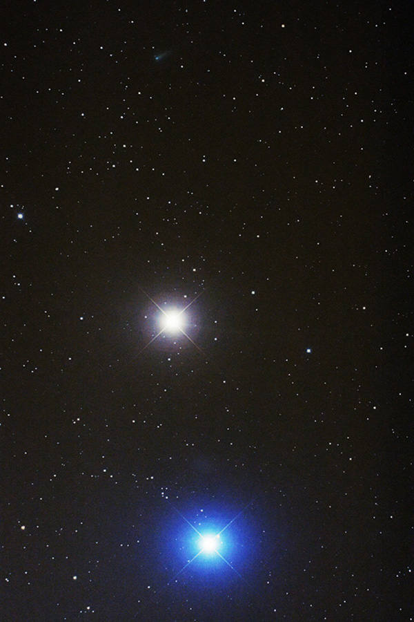 Komet Ison (oben), der Planet Mars, der helle Stern Regulus und die Zwerggalaxie Leo I teilen sich ein zwei Grad hohes Bildfeld.
